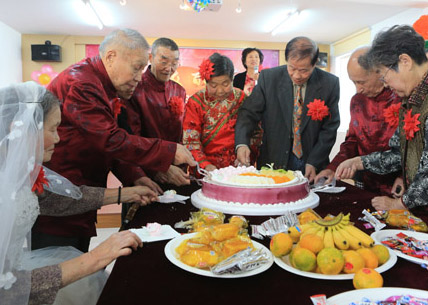 金婚老人同慶生日 和諧敬老愛滿社區(qū)