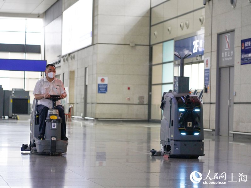 智能機(jī)器人在上海虹橋火車站開展保潔消毒作業(yè)。