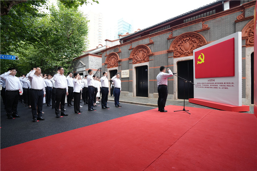 7月1日上午，在中共一大紀(jì)念館舉辦了“牢記囑托 凝心鑄魂 砥礪前行”上海市新黨員代表入黨宣誓活動(dòng)。吳之淵 攝