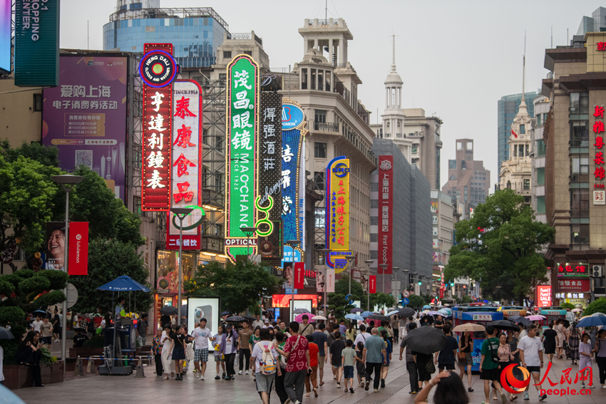 上海南京東路步行街，游客絡(luò)繹不絕。人民網(wǎng)記者 翁奇羽攝