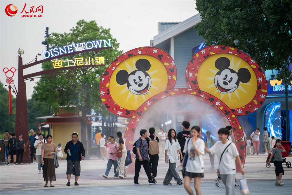 夏日，漫步迪士尼小鎮(zhèn)。人民網(wǎng)記者 翁奇羽攝