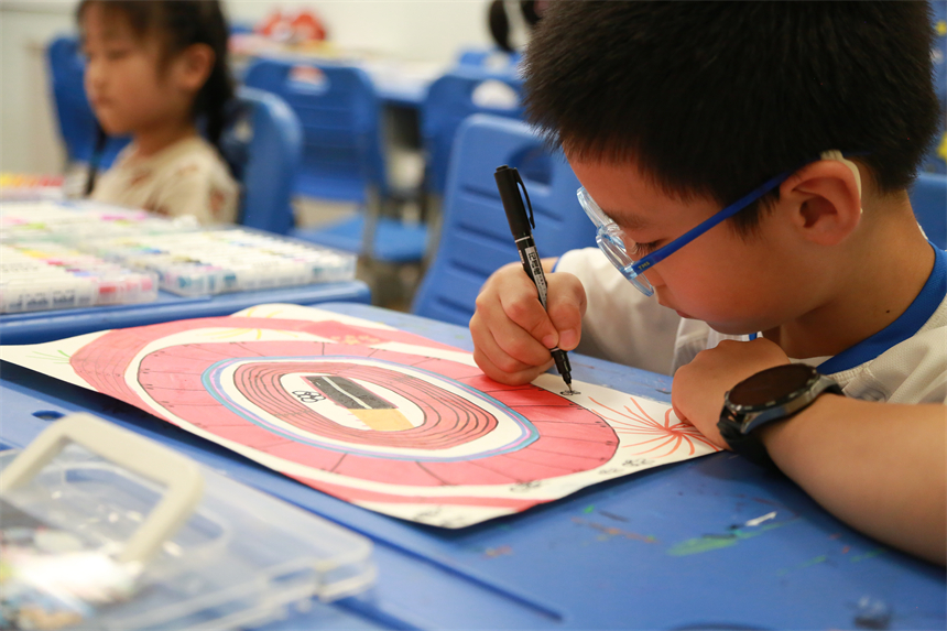 上海市青少年活動中心的兒童畫課上，學員正以奧運為主題作畫。